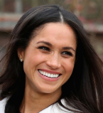 В сети обсуждают раритетное фото 15-летней Меган Маркл, позирующей на фоне Букингемского дворца