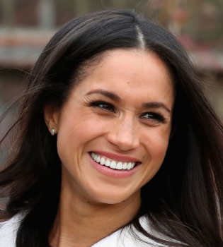 В сети обсуждают раритетное фото 15-летней Меган Маркл, позирующей на фоне Букингемского дворца