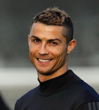 Какая милашка: Криштиану Роналду впервые показал новорожденную дочь