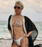 В дерзком бикини и на каблуках: Леди Гага опубликовала откровенные фото с пляжа