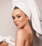 Обнаженная и с полотенцем на голове: Мария Яремчук показала утренний образ