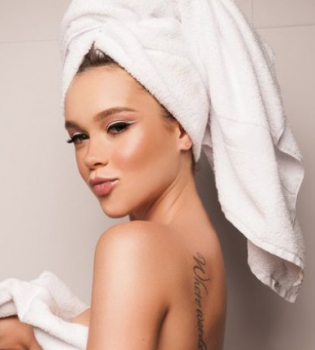 Обнаженная и с полотенцем на голове: Мария Яремчук показала утренний образ