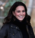 В сапогах и спортивной куртке: Кейт Миддлтон на встрече с юными садоводами