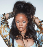 Вот это формы: Рианна показала пышную фигуру в мини-шортах и сексуальном топе