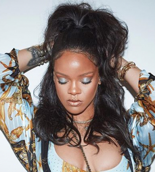 Вот это формы: Рианна показала пышную фигуру в мини-шортах и сексуальном топе