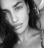 Молодая мама Ирина Шейк взорвала сеть фото в дерзком купальнике