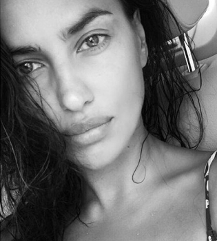 Молодая мама Ирина Шейк взорвала сеть фото в дерзком купальнике