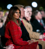 Мелания Трамп в красном наряде зажгла праздничную елку