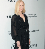 Какие ноги! 50-летняя Николь Кидман ошеломила впечатляющим разрезом на юбке