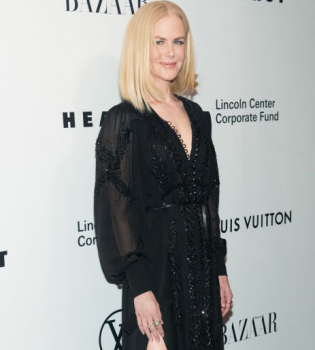 Какие ноги! 50-летняя Николь Кидман ошеломила впечатляющим разрезом на юбке