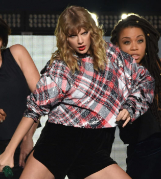 Заметно поправилась: Тейлор Свифт выступила впервые за последние несколько месяцев и удивила фигурой