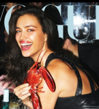 Ирина Шейк в кожаном наряде снялась для праздничного выпуска Vogue