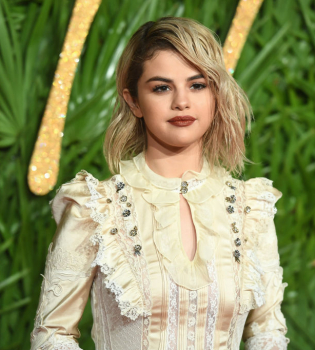 Селена Гомес в винтажном платье