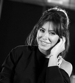 Ани Лорак в белом платье