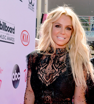 Почувствуй себе принцессой: похудевшая Бритни Спирс примерила короткое розовое платье