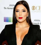 42-летняя Ева Лонгория произвела фурор нарядом с глубоким декольте