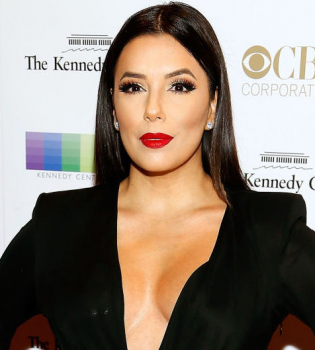 42-летняя Ева Лонгория произвела фурор нарядом с глубоким декольте