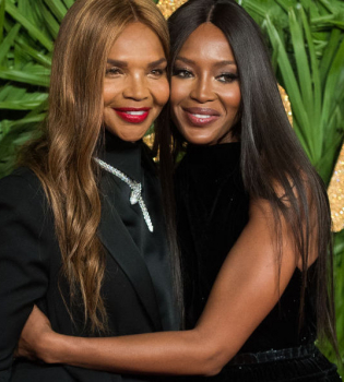 Как они похожи! Наоми Кэмпбелл вышла в свет со своей мамой