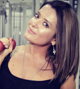 А после танцев спорт: Наталья Могилевская усердно занимается в зале