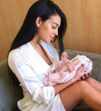 Возлюбленная Криштиану Роналду снялась с новорожденной дочерью для глянца