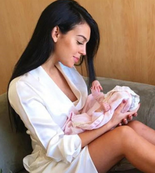 Возлюбленная Криштиану Роналду снялась с новорожденной дочерью для глянца