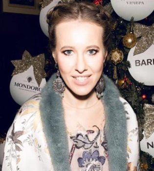 Как повеселить ребенка: Ксения Собчак поделилась забавным видео с супругом и сыном