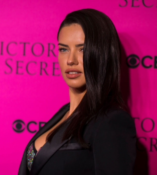 Адриана Лима новое фото с парнем