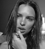 Эмили Ратаковски показала идеальное тело в леопардовом бикини