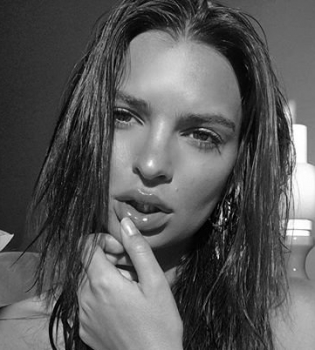 Эмили Ратаковски показала идеальное тело в леопардовом бикини