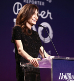 С голливудской укладкой и в кружевном платье: в сети обсуждают новый образ Анджелины Джоли