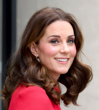 Беременная Кейт Миддлтон вышла в свет в красном платье и показала округлившийся живот