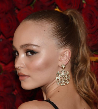 Юная искусительница: Лили-Роуз Депп появилась на публике в полупрозрачном платье