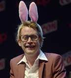 Любовь творит чудеса: звезда фильма &quot;Один дома&quot; похорошел