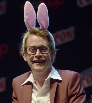 Любовь творит чудеса: звезда фильма &quot;Один дома&quot; похорошел