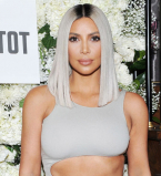 Слишком пышный бюст: облегающее платье не выдержало бюст Ким Кардашьян