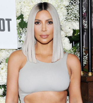 Слишком пышный бюст: облегающее платье не выдержало бюст Ким Кардашьян