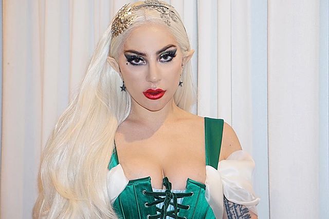 Яркий макияж и сексуальный корсет: Леди Гага будоражит новым образом