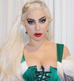 Яркий макияж и сексуальный корсет: Леди Гага будоражит новым образом