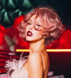 Оля Полякова показала идеальные ноги в ультракоротком платье-кольчуге