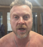 Антон Мухарский пришел в суд полностью голым