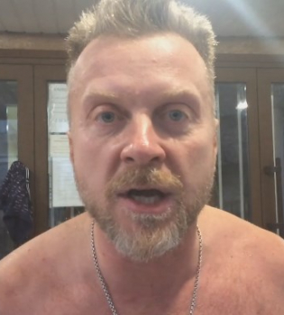 Антон Мухарский пришел в суд полностью голым