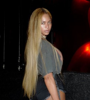 Бейонсе показала роскошные формы в дерзких мини-шортах