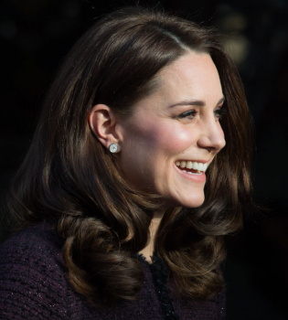 Словно волшебница: Кейт Миддлтон задарила подарками пациентов детской больницы