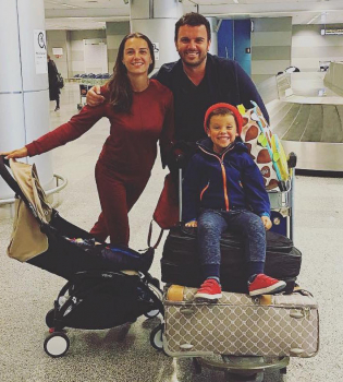 Праздник на пороге: Григорий Решетник с женой и сыновьями украсили елку