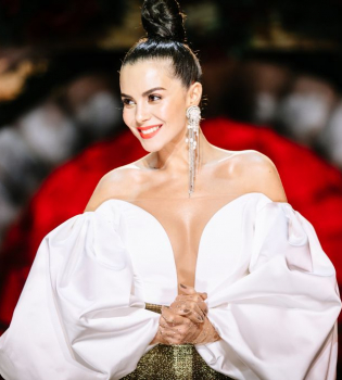 Настя Каменских приглашает встретить Рождество вместе