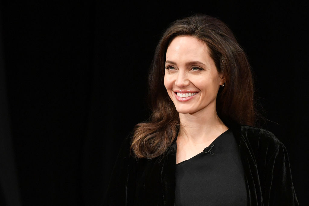 Леди обаяние и простота: Анджелина Джоли покорила публику скромным нарядом и ослепительной улыбкой