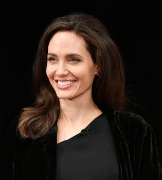 Леди обаяние и простота: Анджелина Джоли покорила публику скромным нарядом и ослепительной улыбкой