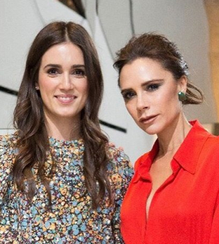 Виктория Бекхэм блистает на вечеринке в Лондоне в красном платье собственного дизайна