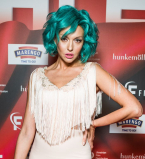 Оля Полякова в белом платье с голубыми волосами