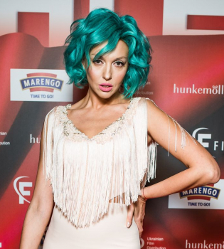 Оля Полякова в белом платье с голубыми волосами